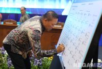 Caption: Bupati Sampang H.Slamet Junaidi tanda tangani komitmen mendukung investasi inklusif dan berkelanjutan, (dok. Prokopim Pemkab Sampang). 