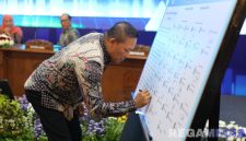 Caption: Bupati Sampang H.Slamet Junaidi tanda tangani komitmen mendukung investasi inklusif dan berkelanjutan, (dok. Prokopim Pemkab Sampang). 
