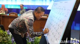 Caption: Bupati Sampang H.Slamet Junaidi tanda tangani komitmen mendukung investasi inklusif dan berkelanjutan, (dok. Prokopim Pemkab Sampang). 