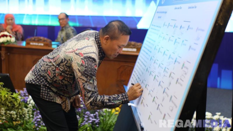 Caption: Bupati Sampang H.Slamet Junaidi tanda tangani komitmen mendukung investasi inklusif dan berkelanjutan, (dok. Prokopim Pemkab Sampang). 