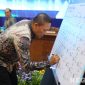 Caption: Bupati Sampang H.Slamet Junaidi tanda tangani komitmen mendukung investasi inklusif dan berkelanjutan, (dok. Prokopim Pemkab Sampang). 