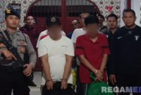 Caption: sejumlah narapidana Lapas Pamekasan dikawal ketat petugas lapas dan polisi, saat hendak dimutasi ke Lapas lain, (dok. regamedianews). 