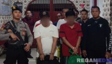 Caption: sejumlah narapidana Lapas Pamekasan dikawal ketat petugas lapas dan polisi, saat hendak dimutasi ke Lapas lain, (dok. regamedianews). 