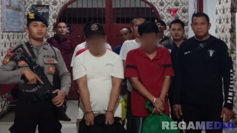 Caption: sejumlah narapidana Lapas Pamekasan dikawal ketat petugas lapas dan polisi, saat hendak dimutasi ke Lapas lain, (dok. regamedianews). 