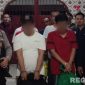 Caption: sejumlah narapidana Lapas Pamekasan dikawal ketat petugas lapas dan polisi, saat hendak dimutasi ke Lapas lain, (dok. regamedianews). 