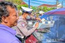 Caption: anggota Polantas Polres Sampang, memberikan sanksi tilang kepada pengendara R4 yang melanggar peraturan berlalulintas, (dok. Satlantas Polres Sampang). 