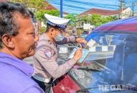 Caption: anggota Polantas Sampang, memberikan sanksi tilang kepada pengendara R4 yang melanggar peraturan berlalulintas, (dok. Satlantas Polres Sampang). 