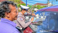 Caption: anggota Polantas Polres Sampang, memberikan sanksi tilang kepada pengendara R4 yang melanggar peraturan berlalulintas, (dok. Satlantas Polres Sampang). 