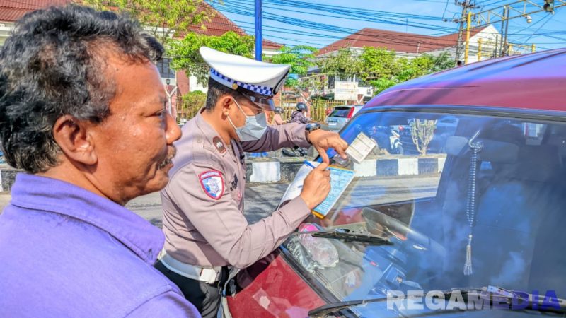 Caption: anggota Polantas Sampang, memberikan sanksi tilang kepada pengendara R4 yang melanggar peraturan berlalulintas, (dok. Satlantas Polres Sampang). 