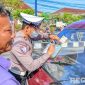 Caption: anggota Polantas Sampang, memberikan sanksi tilang kepada pengendara R4 yang melanggar peraturan berlalulintas, (dok. Satlantas Polres Sampang). 