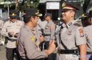 Caption: Kapolres Sampang AKBP Hartono, berjabat tangan dengan Kapolsek Ketapang yang baru Iptu Muhammad Ari Nuzul Aulia, (dok. Humas Polres Sampang). 