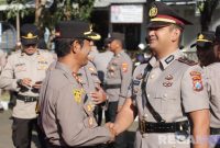 Caption: Kapolres Sampang AKBP Hartono, berjabat tangan dengan Kapolsek Ketapang yang baru, Iptu Muhammad Ari Nuzul Aulia, (dok. Humas Polres Sampang). 