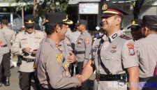 Caption: Kapolres Sampang AKBP Hartono, berjabat tangan dengan Kapolsek Ketapang yang baru Iptu Muhammad Ari Nuzul Aulia, (dok. Humas Polres Sampang). 