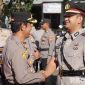 Caption: Kapolres Sampang AKBP Hartono, berjabat tangan dengan Kapolsek Ketapang yang baru, Iptu Muhammad Ari Nuzul Aulia, (dok. Humas Polres Sampang). 