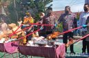 Caption: terlihat, Kajari bersama Dandim, Kapolres, Bupati, Ketua DPRD, Karutan dan Ketua Pangadilan memusnahkan BB rokok ilegal dengan cara dibakar, (dok. regamedianews). 