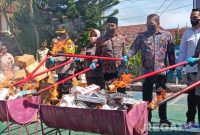 Caption: terlihat, Kajari bersama Dandim, Kapolres, Bupati, Ketua DPRD, Karutan dan Ketua Pangadilan membakar BB rokok ilegal, (dok. regamedianews). 