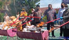 Caption: terlihat, Kajari bersama Dandim, Kapolres, Bupati, Ketua DPRD, Karutan dan Ketua Pangadilan memusnahkan BB rokok ilegal dengan cara dibakar, (dok. regamedianews). 