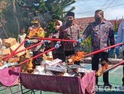 Kejari Sampang Musnahkan BB Rokok Ilegal