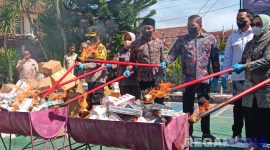 Caption: terlihat, Kajari bersama Dandim, Kapolres, Bupati, Ketua DPRD, Karutan dan Ketua Pangadilan membakar BB rokok ilegal, (dok. regamedianews). 