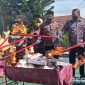Caption: terlihat, Kajari bersama Dandim, Kapolres, Bupati, Ketua DPRD, Karutan dan Ketua Pangadilan membakar BB rokok ilegal, (dok. regamedianews). 