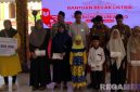 Caption: ahli waris dari tukang becak menerima santunan JKM dari BPJS Ketenagakerjaan dan pose bersama Bupati Sumenep, (dok. BPJS Ketenagakerjaan Sumenep). 