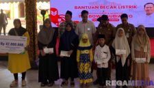 Caption: ahli waris dari tukang becak menerima santunan JKM dari BPJS Ketenagakerjaan dan pose bersama Bupati Sumenep, (dok. BPJS Ketenagakerjaan Sumenep). 