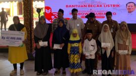 Caption: ahli waris dari tukang becak menerima santunan JKM dari BPJS Ketenagakerjaan dan pose bersama Bupati Sumenep, (dok. BPJS Ketenagakerjaan Sumenep). 