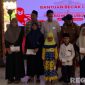 Caption: ahli waris dari tukang becak menerima santunan JKM dari BPJS Ketenagakerjaan dan pose bersama Bupati Sumenep, (dok. BPJS Ketenagakerjaan Sumenep). 
