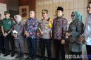 Caption: Bupati Sampang H.Slamet Junaidi bersama Forkopimda, saat konferensi pers usai pemusnahan barang bukti pidana yang inkrah, (dok. regamedianews). 
