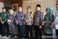 Caption: Bupati Sampang H.Slamet Junaidi bersama Forkopimda, saat konferensi pers usai pemusnahan barang bukti pidana yang inkrah, (dok. regamedianews). 