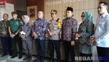 Caption: Bupati Sampang H.Slamet Junaidi bersama Forkopimda, saat konferensi pers usai pemusnahan barang bukti pidana yang inkrah, (dok. regamedianews). 