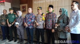 Caption: Bupati Sampang H.Slamet Junaidi bersama Forkopimda, saat konferensi pers usai pemusnahan barang bukti pidana yang inkrah, (dok. regamedianews). 