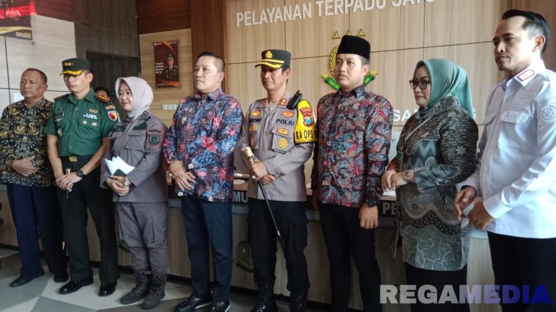 Caption: Bupati Sampang H.Slamet Junaidi bersama Forkopimda, saat konferensi pers usai pemusnahan barang bukti pidana yang inkrah, (dok. regamedianews). 