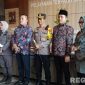 Caption: Bupati Sampang H.Slamet Junaidi bersama Forkopimda, saat konferensi pers usai pemusnahan barang bukti pidana yang inkrah, (dok. regamedianews). 