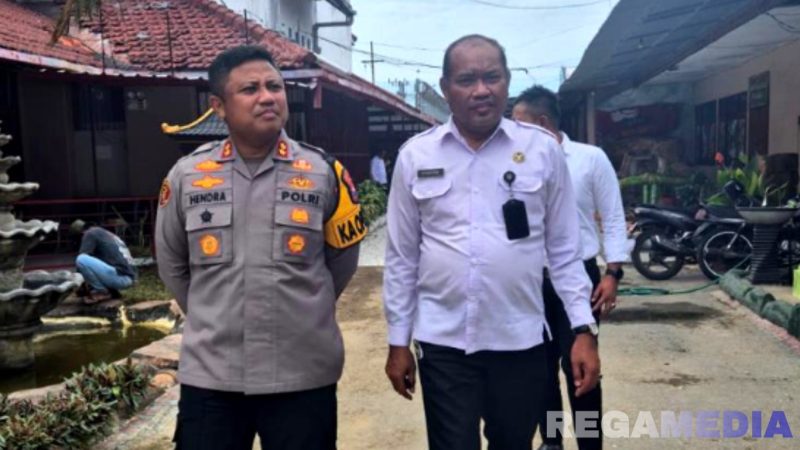 Caption: Kapolres Pamekasan (AKBP Hendra Eko Triyulianto) bersama Kepala Lapas Pamekasan (Syukron Hamdani), saat meninjau situasi dan kondisi Lapas. 