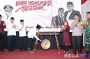 Caption: Bupati Bangkalan pukul gong, sebagai tanda terbentuknya 281 Koperasi Merah Putih, disaat resepsi Hari Koperasi Nasional, (dok. regamedianews). 