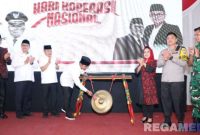 Caption: Bupati Bangkalan pukul gong, sebagai tanda terbentuknya 281 Koperasi Merah Putih, disaat resepsi Hari Koperasi Nasional, (dok. regamedianews). 