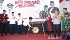 Caption: Bupati Bangkalan pukul gong, sebagai tanda terbentuknya 281 Koperasi Merah Putih, disaat resepsi Hari Koperasi Nasional, (dok. regamedianews). 