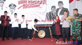 Caption: Bupati Bangkalan pukul gong, sebagai tanda terbentuknya 281 Koperasi Merah Putih, disaat resepsi Hari Koperasi Nasional, (dok. regamedianews). 