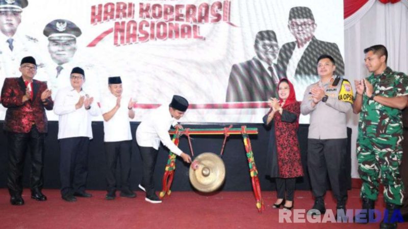 Caption: Bupati Bangkalan pukul gong, sebagai tanda terbentuknya 281 Koperasi Merah Putih, disaat resepsi Hari Koperasi Nasional, (dok. regamedianews). 