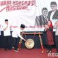 Caption: Bupati Bangkalan pukul gong, sebagai tanda terbentuknya 281 Koperasi Merah Putih, disaat resepsi Hari Koperasi Nasional, (dok. regamedianews). 
