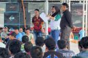 Caption: staf registrasi Lapas Natkotika Pamekasan memaparkan remisi dasawarsa kepada warga binaan. 