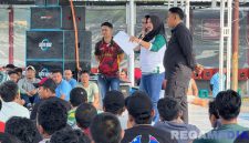 Caption: staf registrasi Lapas Natkotika Pamekasan memaparkan remisi dasawarsa kepada warga binaan. 