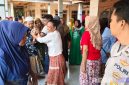 Caption: tangis histeris keluarga saat korban tiba  di rumah duka, di Desa Tamberu Barat, (sumber foto. Humas Polres Sampang). 