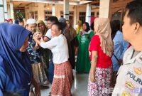 Caption: tangis histeris keluarga saat korban tiba  di rumah duka, di Desa Tamberu Barat, (sumber foto. Humas Polres Sampang). 