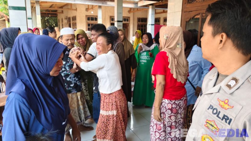 Caption: tangis histeris keluarga saat korban tiba  di rumah duka, di Desa Tamberu Barat, (sumber foto. Humas Polres Sampang). 
