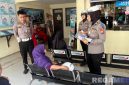 Caption: Polwan Satlantas Polres Sumenep kampanye keselamatan kepada masyarakat wajib pajak di kantor bersama Samsat setempat, (foto. istimewa). 