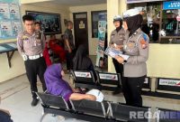 Caption: Polwan Satlantas Polres Sumenep kampanye keselamatan kepada masyarakat wajib pajak di kantor bersama Samsat setempat, (foto. istimewa). 