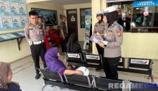 Caption: Polwan Satlantas Polres Sumenep kampanye keselamatan kepada masyarakat wajib pajak di kantor bersama Samsat setempat, (foto. istimewa). 