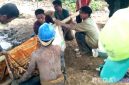 Caption: sejumlah pekerja tambang saat mengevakuasi korban di lokasi tambang, (dok. regamedianews). 